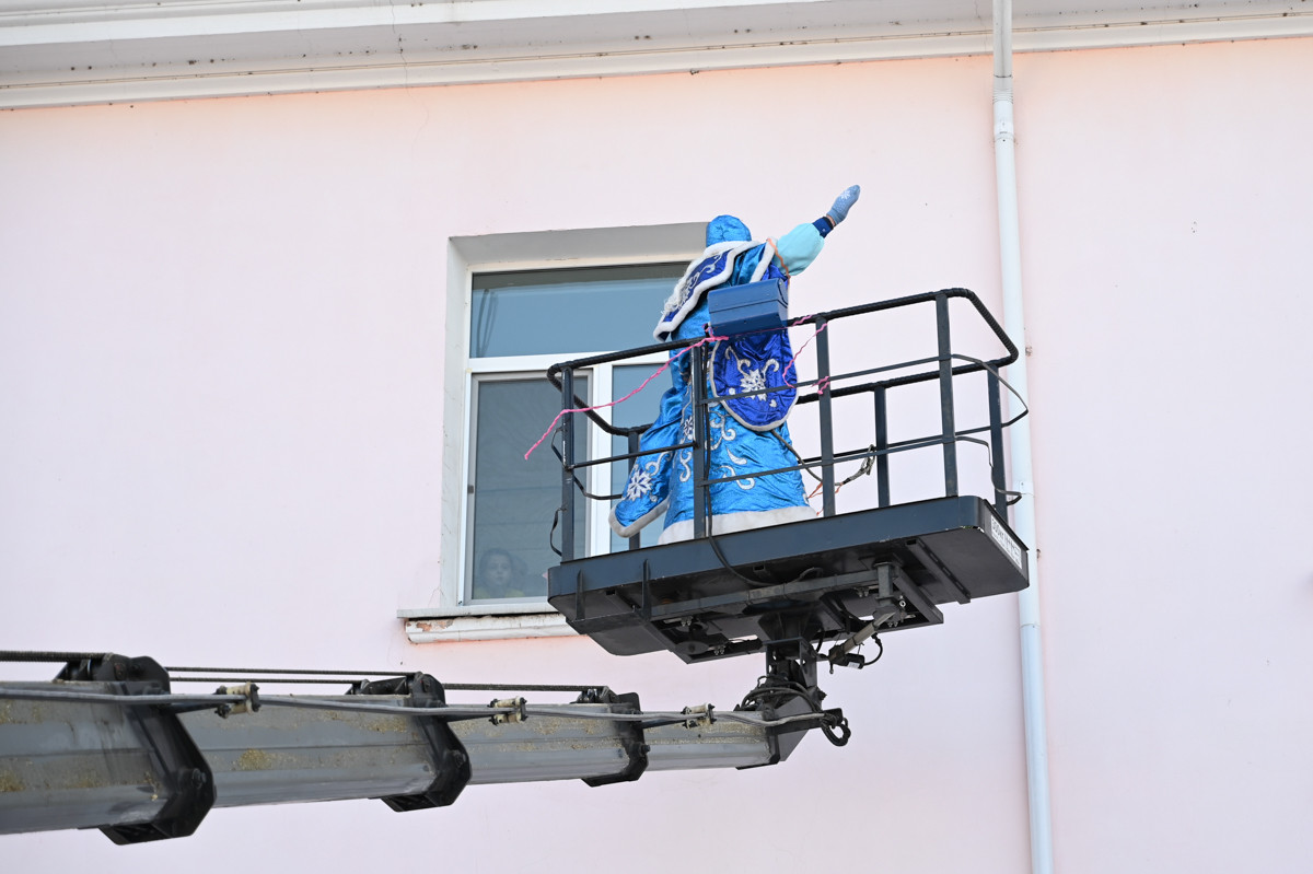 «Нужно дарить добро»: «Амурская правда» снова подняла Деда Мороза к окнам детской больницы