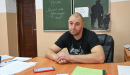 Не падать и не паниковать: амурский кинолог рассказал, что делать при встрече с уличной стаей собак