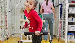 «Хочу играть с папой в футбол»: 6-летней благовещенке с ДЦП нужны средства на реабилитацию в Томске