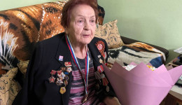 Мэр Благовещенска вручил трем ветеранам Великой Отечественной войны знаки почетных граждан