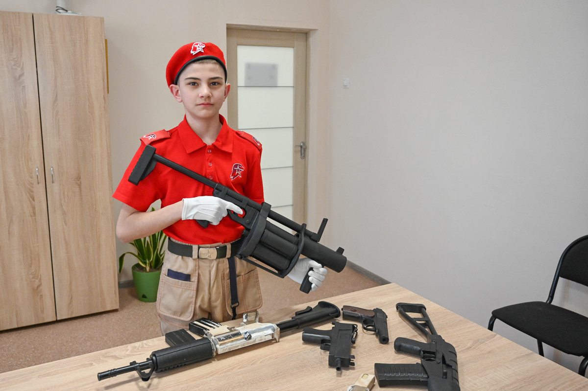 Амурский семиклассник из рода Калашниковых делает реалистичное оружие из подручных материалов