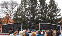 Три поколения воинов рядом: в Благовещенске открыли новый памятник и обновленную площадь Победы