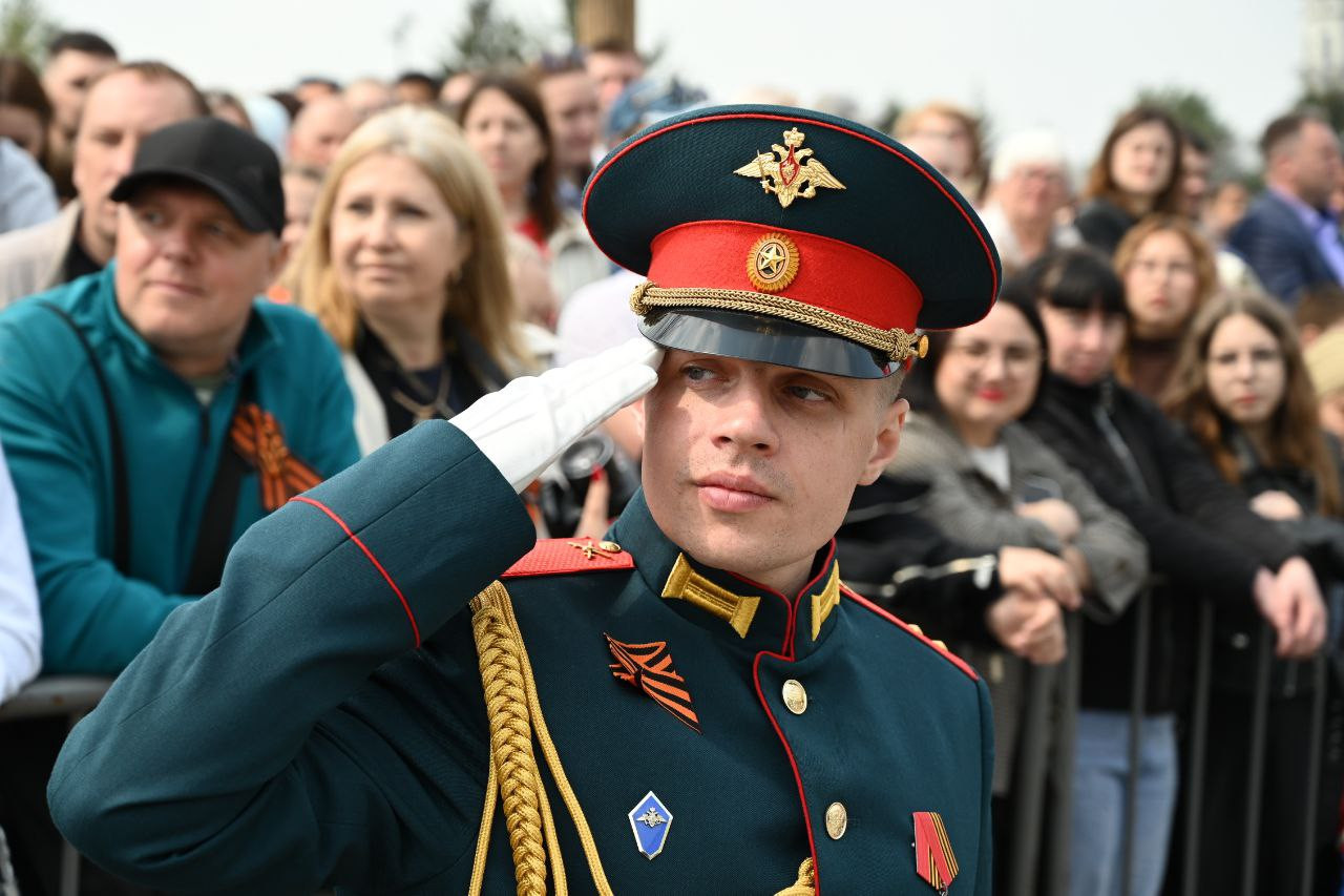 В День Победы по Благовещенску промаршировали более 2000 человек: фоторепортаж «Амурской правды»