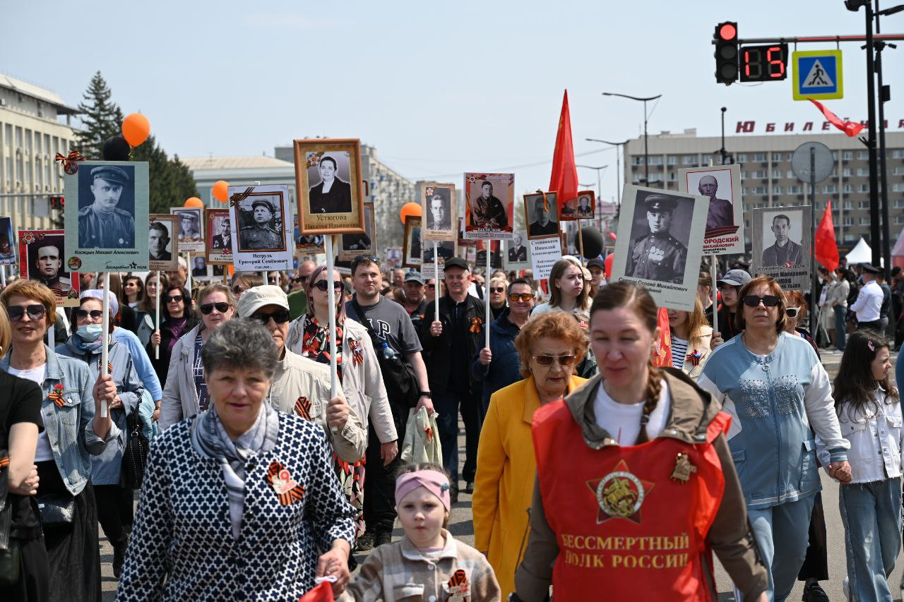 80 тысяч человек пронесли портреты своих Героев: по Приамурью прошел Бессмертный полк (фото)