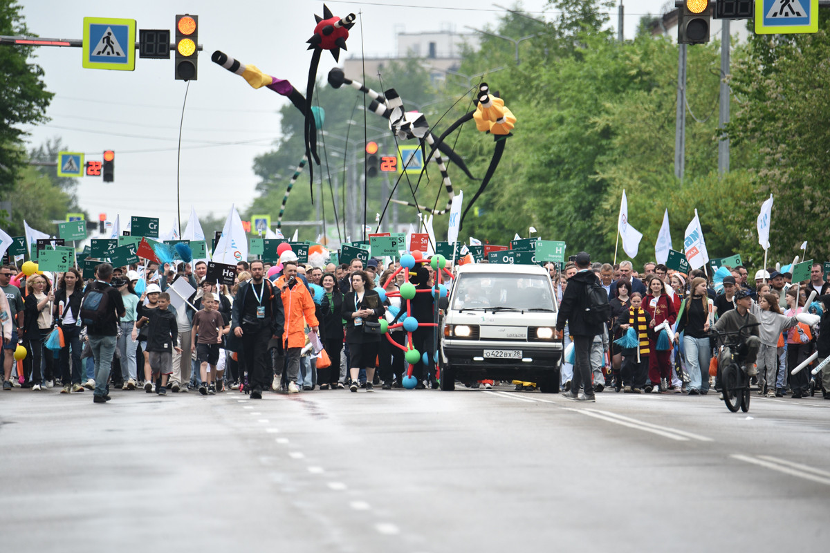 Химические шоу, шар с Менделеевым и Юлия Савичева: 30-летие СИБУРа и День химика в Свободном