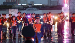 «Браво!» и «пожалели бы музыкантов»: как Благовещенск встретил военные оркестры под вечерним дождем