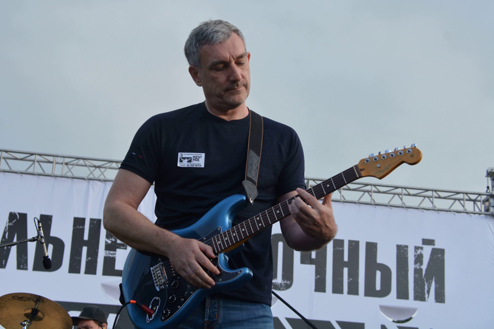 Губернатор Василий Орлов сменил гитару на электро на III Дальневосточном рок-н-мобе