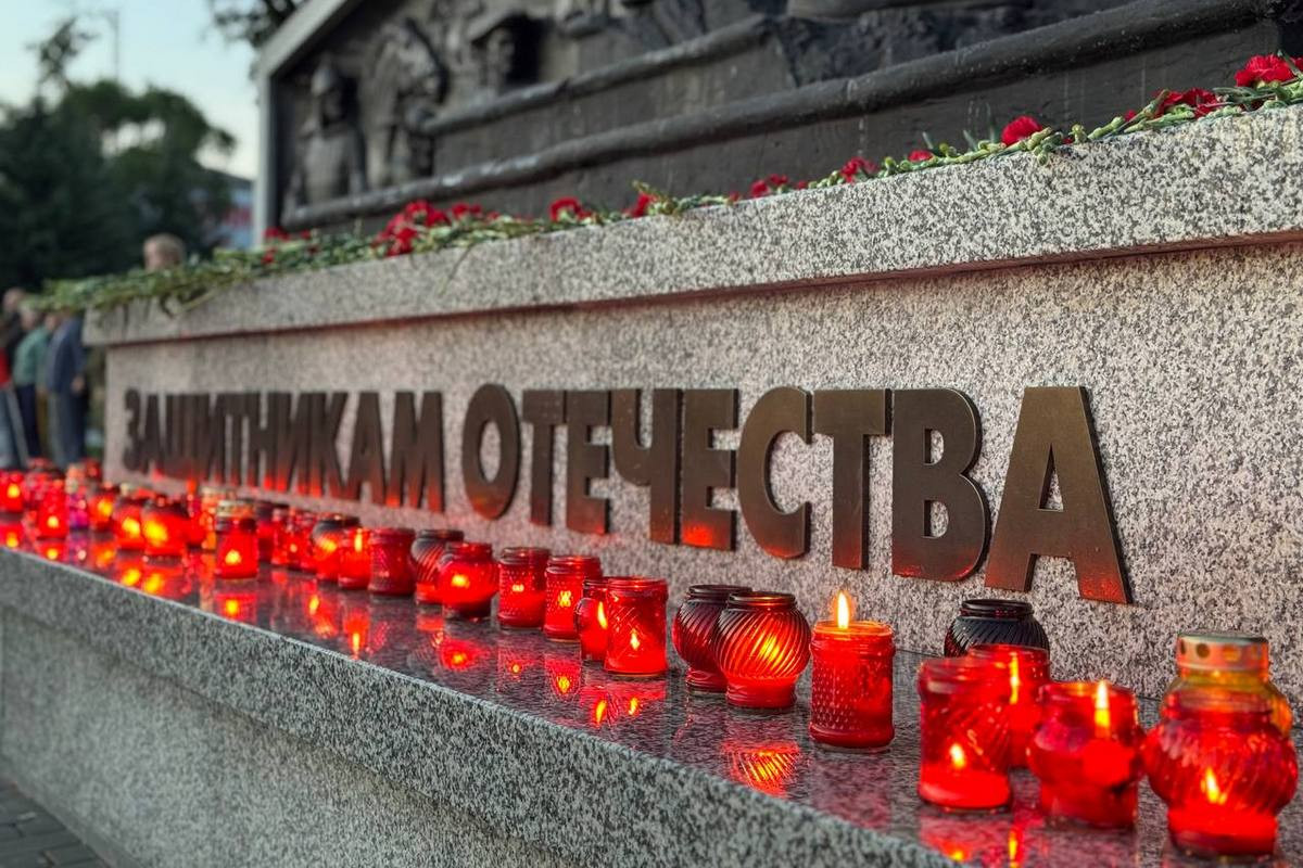 Тысячи цветов и свечей: в Приамурье почтили память погибших в Великой Отечественной войне