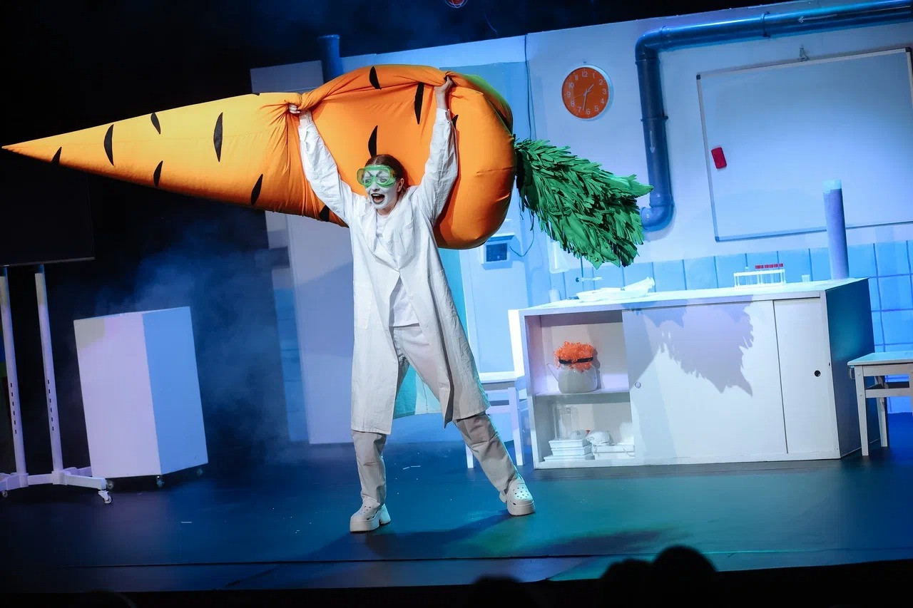 Художник амурского театра придумал необычный спектакль про морковку