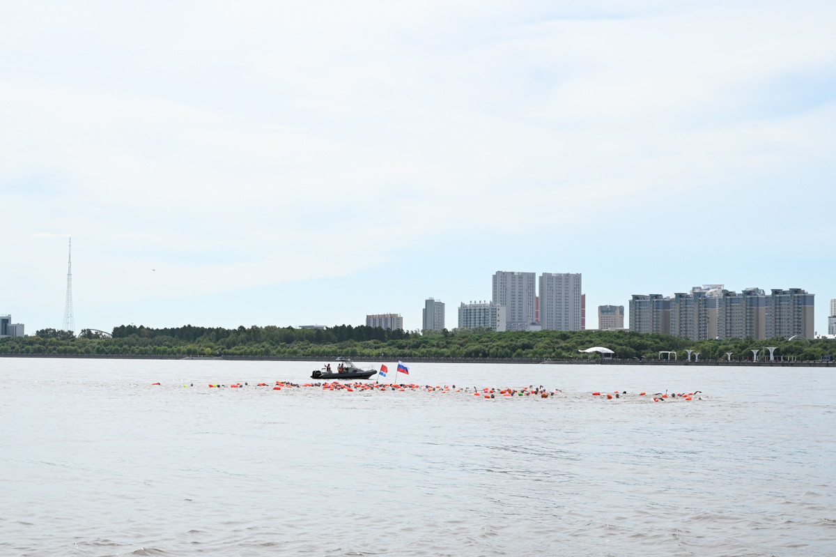 Две сотни пловцов двух стран переплыли Амур: в Благовещенске прошел заплыв «Дружба»