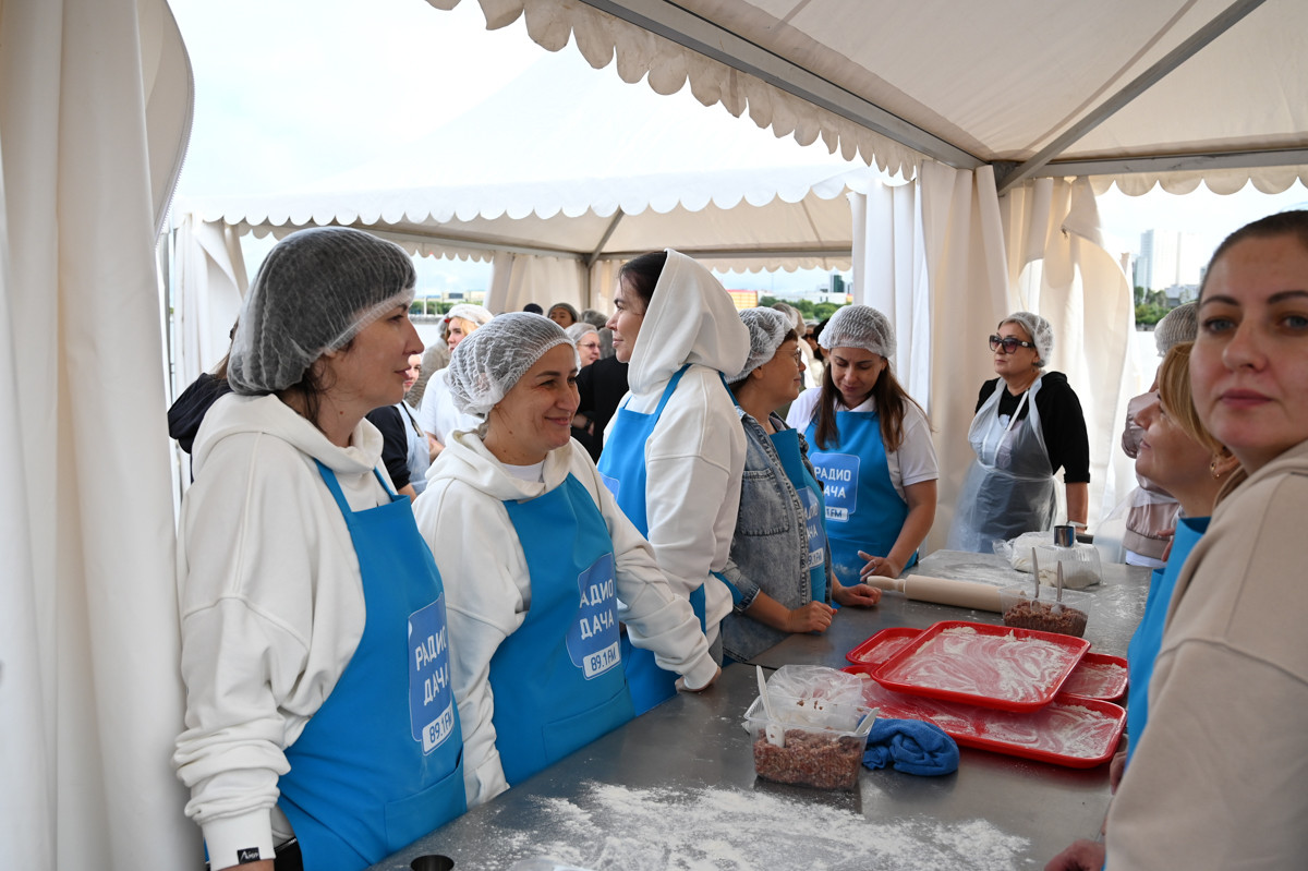 Рекорд на берегу Амура: жители Благовещенска и Хэйхэ слепили 11 254 пельменя за 20 минут