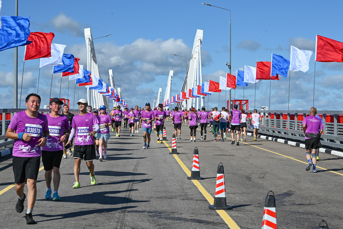 И бег, и слёзы, и Амур: как россияне и китайцы впервые пробежали по международному мосту