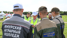 Амурские студенты устроили тракторный батл: как проходили заезды на полевой трассе