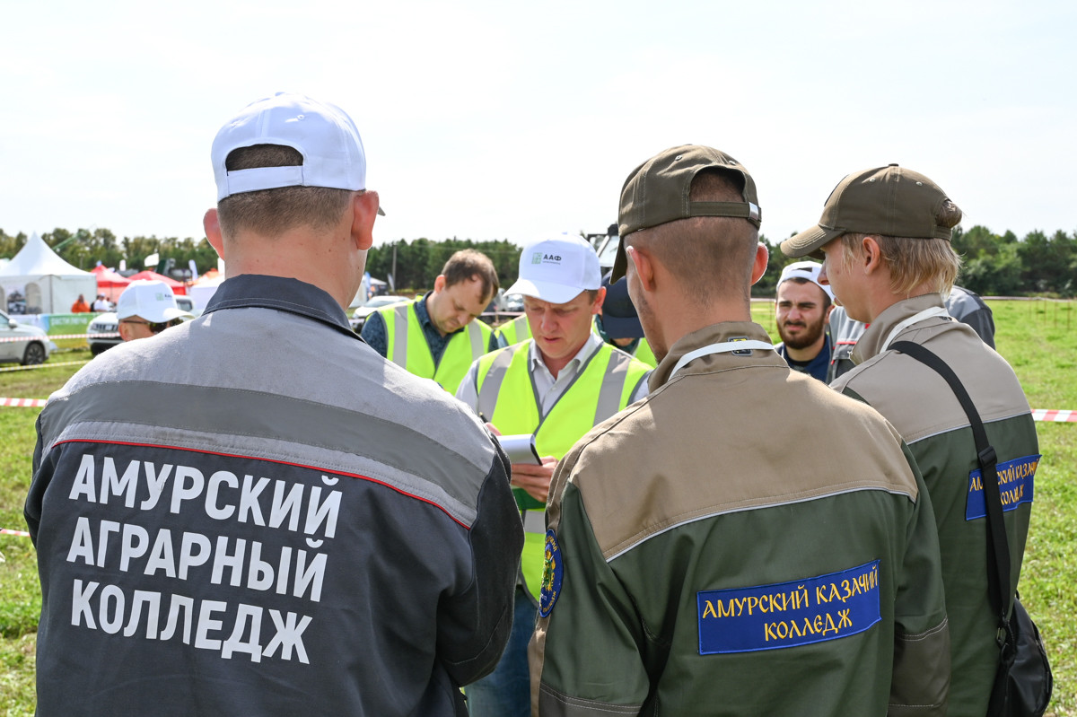 Амурские студенты устроили тракторный батл: как проходили заезды на полевой трассе