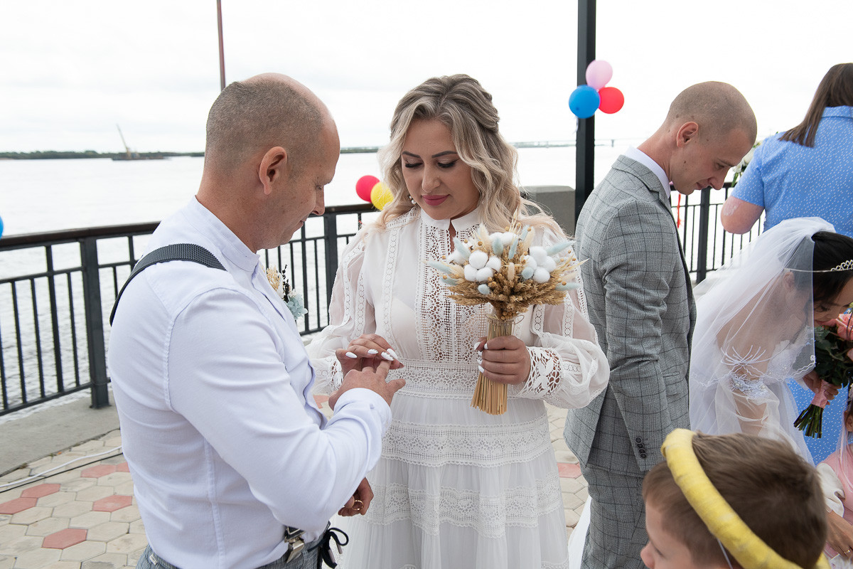 Любовь в амурском стиле: как четыре пары одновременно сказали «да» на набережной Зеи в Благовещенске