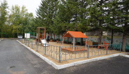 Двор в Свободном впервые за 40 лет получил новую игровую зону и асфальт