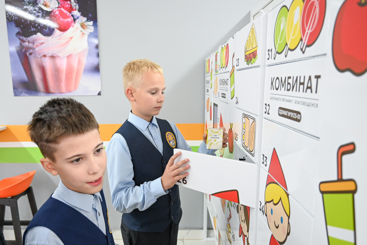 Еда в один клик: кто изобрел и как работает первый в Благовещенске школьный едомат