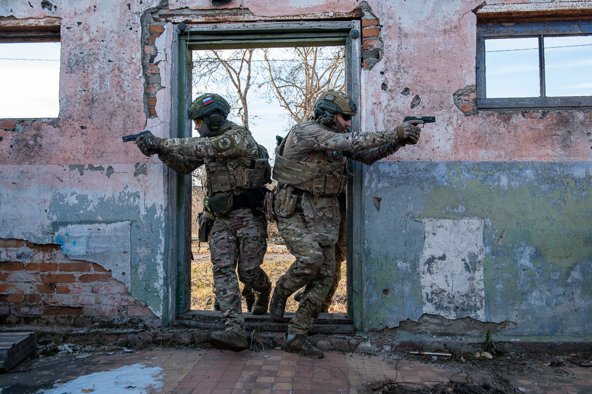 35 килограммов на плечах: как несут службу бойцы амурского спецназа «Восток»