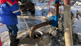 В центре Благовещенска очистили канализационный коллектор от строительного мусора и влажных салфеток