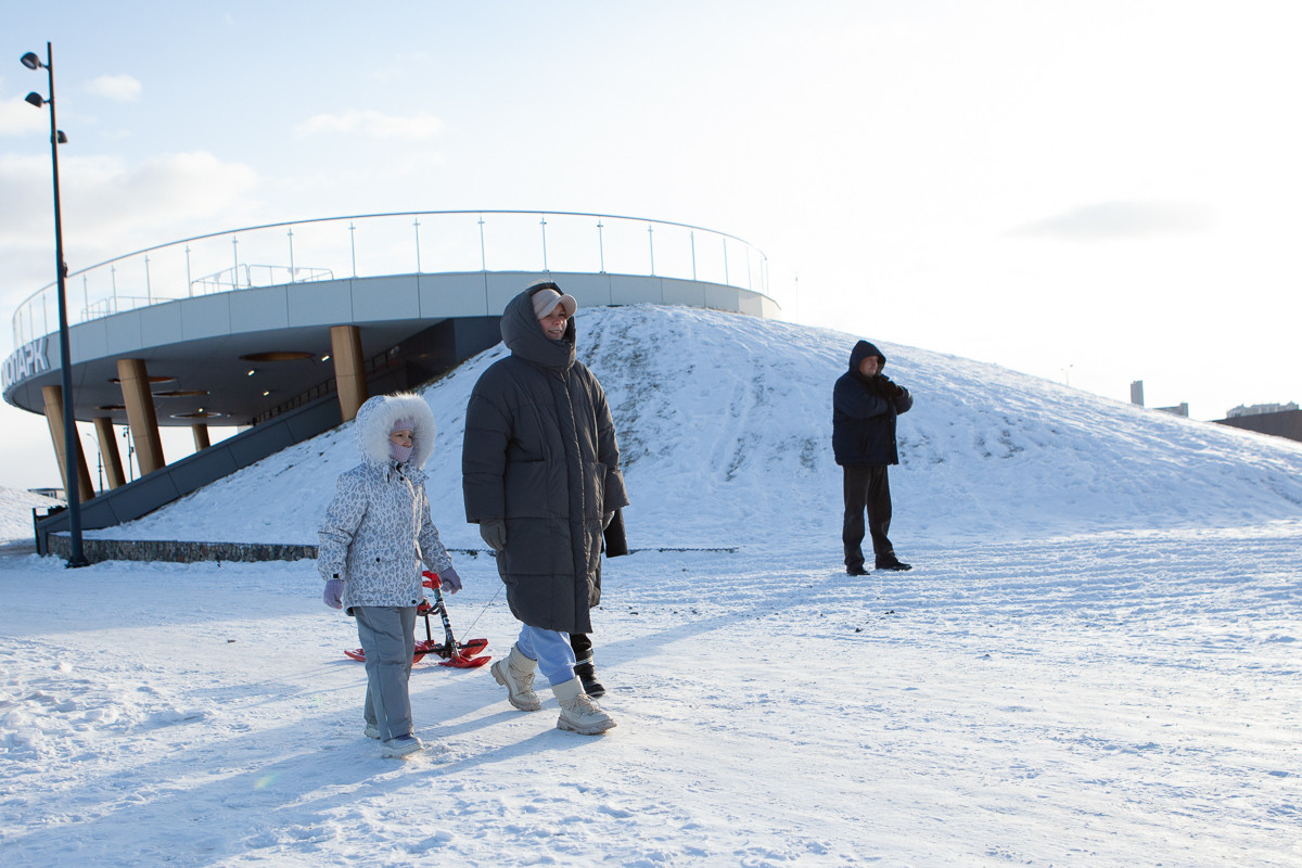 «Дикие горки»: как Благовещенск борется с массовым катанием с холмов на набережной