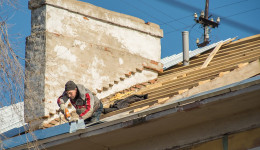 Капремонт крыш, сетей и лифтов запланировали в десятке домов в Приамурье