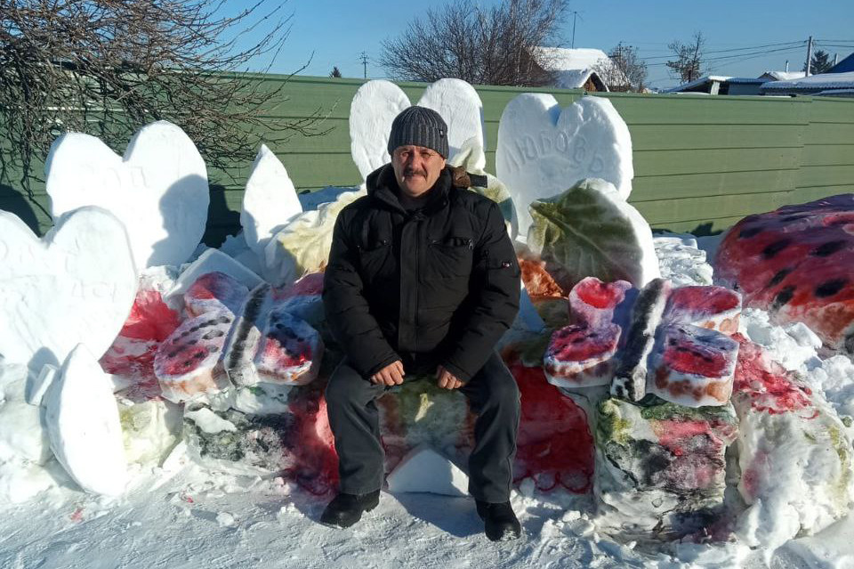 Волшебник с улицы Чкалова: житель Шимановска 17 лет лепит из снега сказку для амурчан