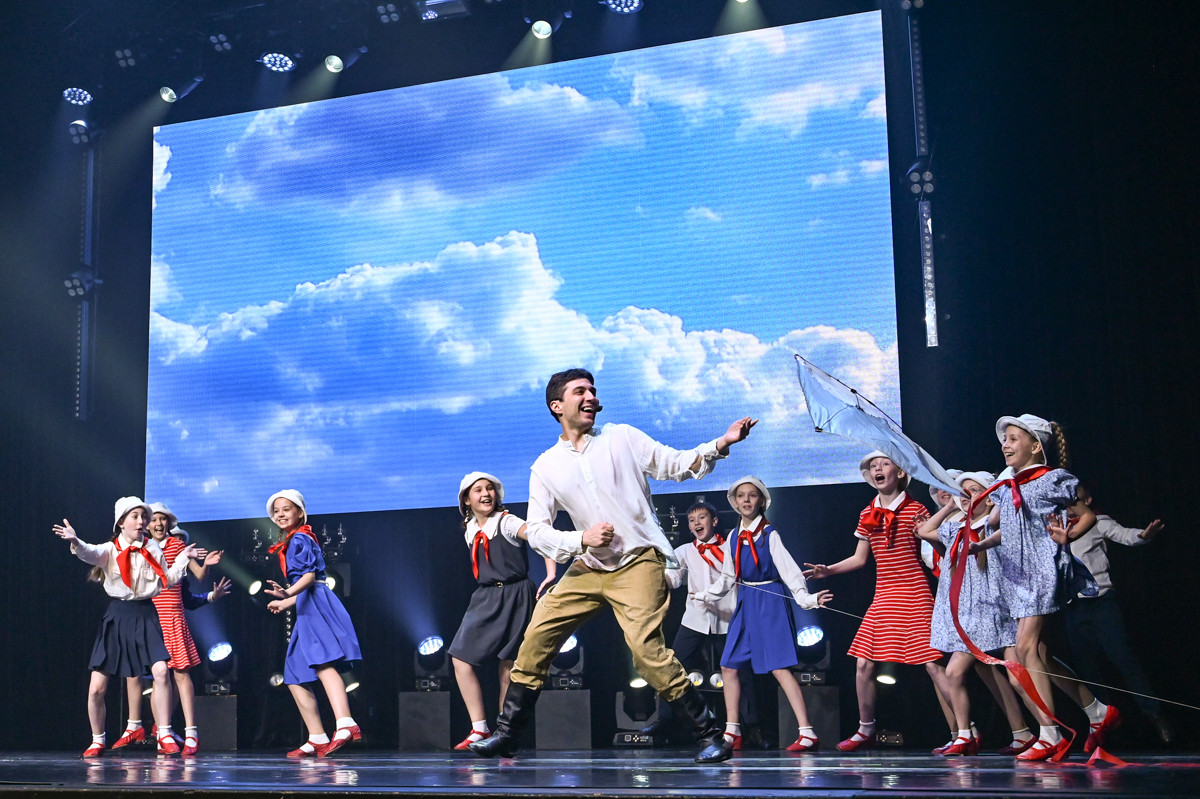 «Я свяжу тебе жизнь»: как истории амурских героев ожили на сцене с помощью простых вещей