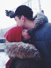 Белый снег кружится, падает ложится