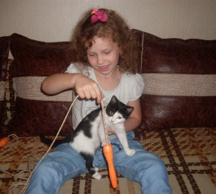 Ульяшка-кудряшка и Ксюшка-игрушка:)