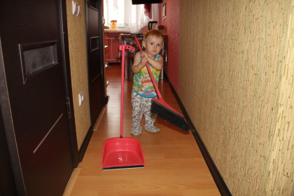 Санечка всегда поможет маме!