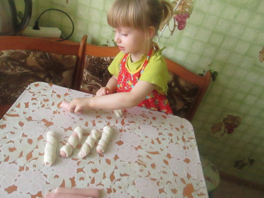 Алина делает сосиски в тесте