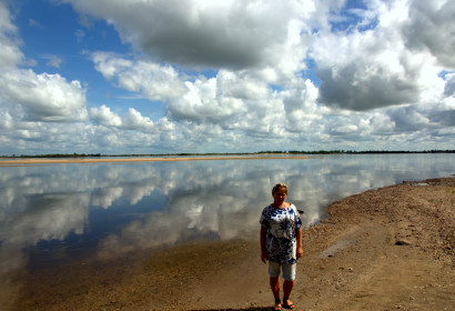 В реку смотрятся облака