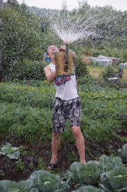 Лейка лей, лей, чтобы было веселей!