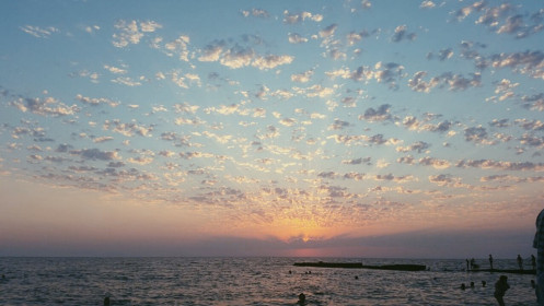 Человек на берегу моря - поэт.