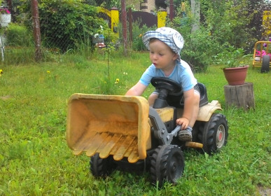 Прокати  нас, Ванюша, на тракторе!