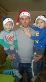 Папа с любимыми сынами двойняшками