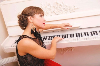 Под звуки мелодии грустной....