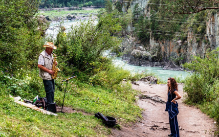 В лесу раздавался...звук саксофона