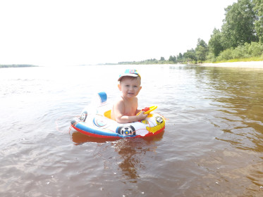 Вы не знаете, до моря ещё далеко?