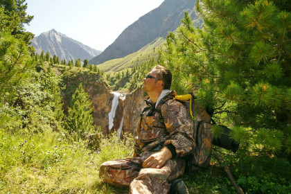 Отдых от жары у снежного водопада