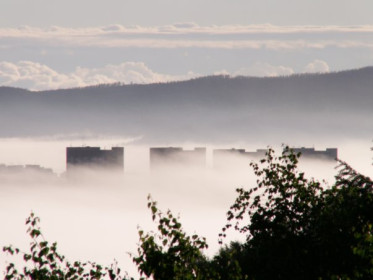 Шестнадцатиэтажки в тумане