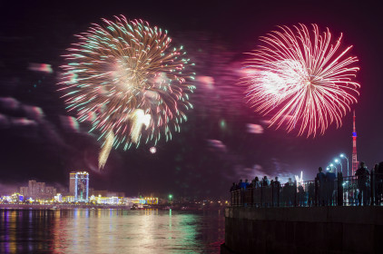 Первый в истории двух городов, Благовещенска и Хейхе (КНР) совместный салют в честь 70 - летия окончания ВОВ, снято на Набережной  Амура 09 мая 2015 г.