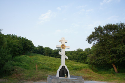 Поклонный Крест изготовлен по проекту В.Я.Сикерина, установлен в В.Благовещенске в месте их захоронения