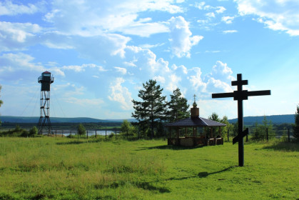 Албазино с. Албазино ,Крест и часовня в месте захоронения героических защитников Албазина в 17 веке .