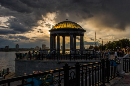 Ротонда. Закат. Набережная реки Амур. Граница России и Китая.