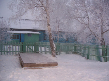 Сельская школа зимой.