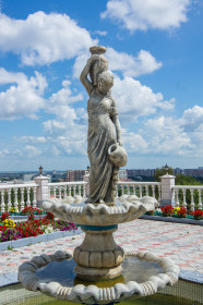 Фонтан на территории кафе по трассе в аэропорт