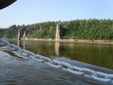 Скалы-близнецы вдоль реки Амур