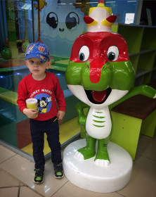 Сын с динозавриком