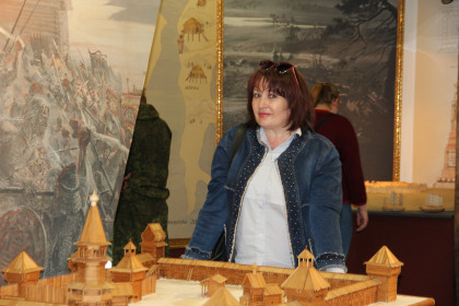 У макета Албазинской крепости